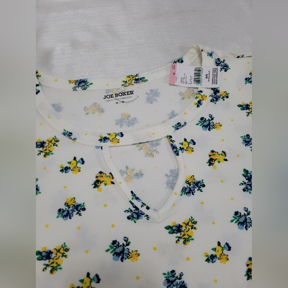 Juniors' Cut-Out Tee, Short Sleeve, White with Daisy Floral Design, JoeBoxer - Picture 3 of 8